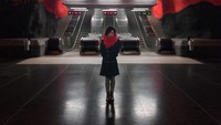 Seorang wanita nampak berpose di depan kamera dengan latar belakang suasana stasiun yang khas. Istimewa/Boredpanda.