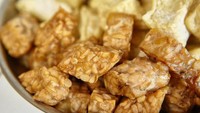 Selain menjadi sumber protein yang luar biasa untuk vegetarian dan vegan, tempe juga terbuat dari kedelai yang difermentasi sehingga memiliki kandungan bakteri probiotik yang signifikan. Foto: iStock