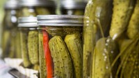Sayuran yang difermentasi seperti acar memiliki manfaat hebat untuk usus. Asam pada acar penuh dengan bakteri asam laktat dan manfaat kesehatan lainnya. Foto: iStock