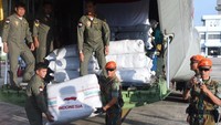 Satu pesawat membawa bantuan kemanusiaan berupa tenda dan selimut. 