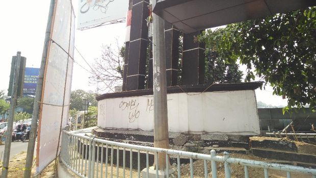 Miris! Simbol Kota Bekasi Tak Terawat dan Terhalangi Videotron