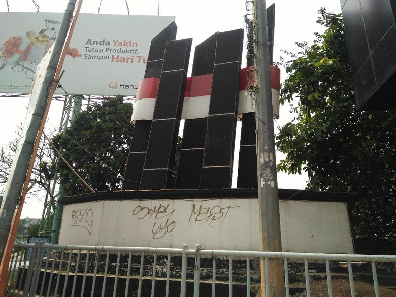 Miris! Simbol Kota Bekasi Tak Terawat dan Terhalang Videotron Miris! Simbol Kota Bekasi Tak Terawat dan Terhalang Videotron