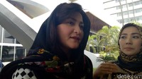 Penyidik KPK juga sempat berbincang dengan istri Setya Novanto. (Foto: Gibran Maulana/detikcom)