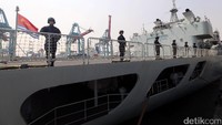 Para prajurit angkatan laut China bersiaga dengan senjata lengkap di atas kapal perang.