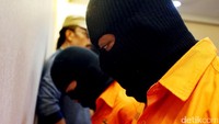 Keduanya ditunjukan dengan menggunakan penutup kepala.