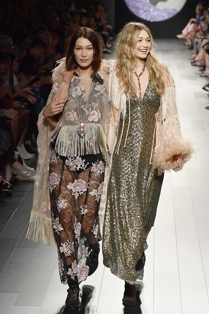 Gigi Hadid dan Bella Hadid Gigi Hadid dan Bella Hadid di New York Fashion Week