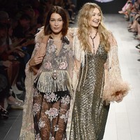 Duo Hadid, Gigi dan Bella bisa dibilang kini menjadi model nomor satu di dunia. Dua kakak-beradik tersebut adalah keturunan muslim Palestina dari ayahnya. Sementara ibunya adalah wanita Amerika. Kakak beradik itu pun disebut-sebut adalah seorang muslim meski keduanya tidak pernah secara gamblang membicarakan tentang agama di depan umum. Foto: Dok. Getty Images