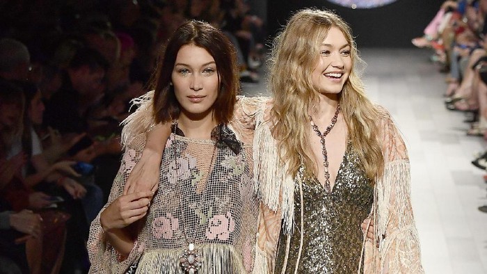 Gigi Hadid dan Bella Hadid di New York Fashion Week