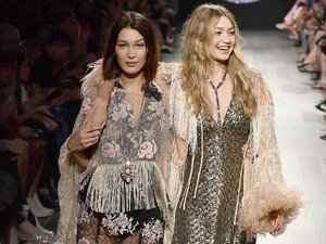 Kompak dan Memukau, 12 Aksi Gigi dan Bella Hadid di New York Fashion Week