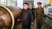 Kim Jong Un mengunjungi Institut Bahan Kimia Akademi Ilmu Pertahanan Korut. Baru-baru ini pemimpin Korea Utara itu kembali meluncurkan rudal yang melintasi wilayah Jepang. Peluncuran terbaru ini merupakan yang pertma sejak dijatuhkannya sanksi lebih berat terhadap Korea Utara. KCNA/Reuters.