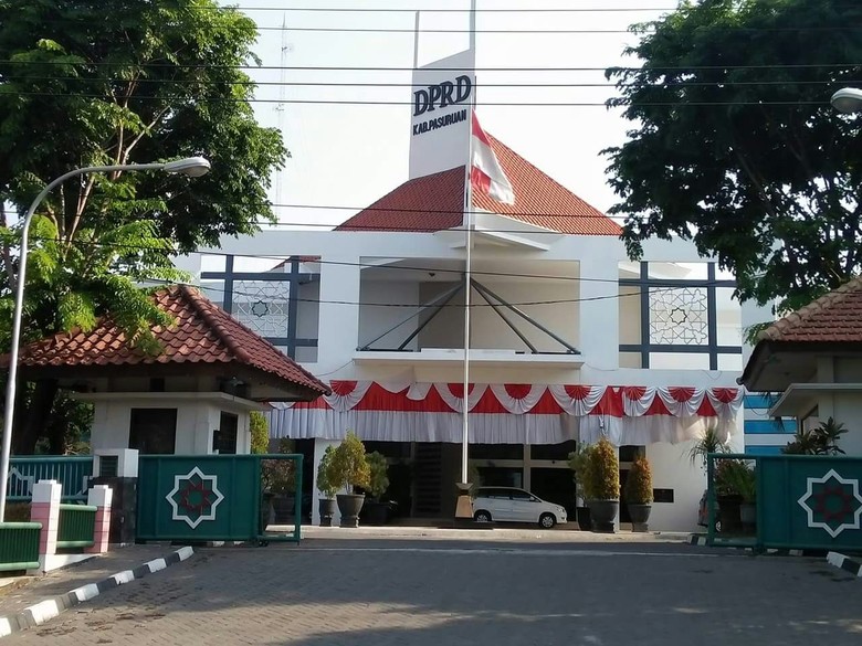 DPRD Kabupaten Pasuruan Kembalikan Mobil Operasional DPRD Kabupaten Pasuruan Kembalikan Mobil Operasional