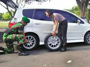 Cerita Lain Tentang Prajurit TNI Bantu Polwan yang Bikin Gagal Fokus