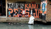 Ciri-ciri kawasan yang dikategorikan kumuh sendiri diantaranya yang mempunyai kepadatan rumah cukup tinggi, kompleksitas penghuni satu rumah, hingga kurangnya infrastruktur lingkungan seperti jalan, pengolahan limbah, sampah dan pra sarananya terhadap ancaman kebakaran.