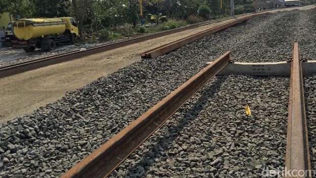Masih Putus Rel KA Bandara Soekarno-Hatta Mentok di Tengah Kuburan