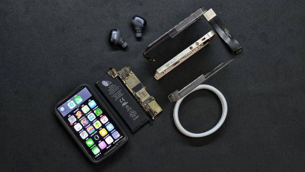 Keren Pria Ini Bikin Sendiri Iphone X Mini