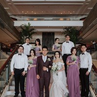 Stella Cornelia Winarto yang merupakan anggota JKT 48 menikah dengan pesinetron Fendi Chow. Dalam pernikahannya, para bridesmaid menggunakan gaun ungu dengan aksen draperi yang cantik. Foto: Instagram