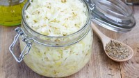 Asinan kubis memiliki manfaat kesehatan baik bagi usus. Selain probiotik yang ditawarkannya, hidangan kubis yang difermentasi juga kaya akan serat, vitamin, dan mineral.Foto: iStock