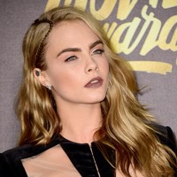 Pose fish gape dinilai lebih seksi dan keren, ketimbang duck face yang menimbulkan kesan kekanak-kanakan. Coba lihat Cara Delevingne, seksi nggak? Foto: Getty Images