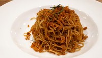 Roti Eneng di kawasan Gandaria bukan cuma punya roti bakar dan es kopi susu enak. Ada pasta teri yang memakai angel hair tipis lembut. Topping sambal teri dan daun jeruk melengkapi sajian pasta ini. Foto: Dok. detikFood