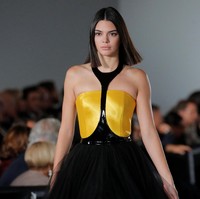 Selain kehadiran deretan mobil mewah, sorotan juga tertuju pada deretan model papan atas yang tampil di catwalk. Mereka di antaranya Bella Hadid, Kendall Jenner, dan Presley Greber. Foto: Reuters