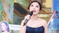 Ibu satu anak itu memperlihatkan kulit putih mulusnya kala mengenakan dress biru. Pool/Ismail/detikFoto.