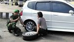 Potret Romantis Prajurit TNI Bantu Polwan Ganti Ban Mobil Bocor