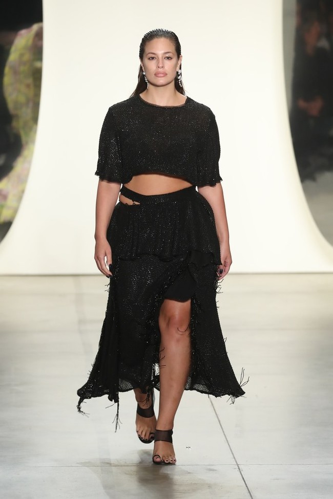 Model plus size Ashley Graham di fashion show Prabal Gurung. Foto: Ist.