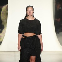 Model plus size Ashley Graham di fashion show Prabal Gurung. Foto: Ist.
