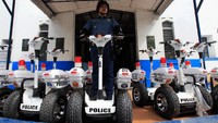 Di Filipina, polisinya mengenakan baju bewarna biru tua dengan helm hitam. Beberapa polisi kota juga mengenakan skuter otomatis ini untuk mempermudah pekerjaanya (Reuters)