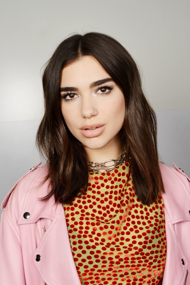 Penyanyi pendatang baru, Dua Lipa, memiliki bibir penuh yang seksi. Dan ia sepertinya tahu benar bagaimana menampilkan asetnya itu dengan pose fish gape. Foto: Getty Images