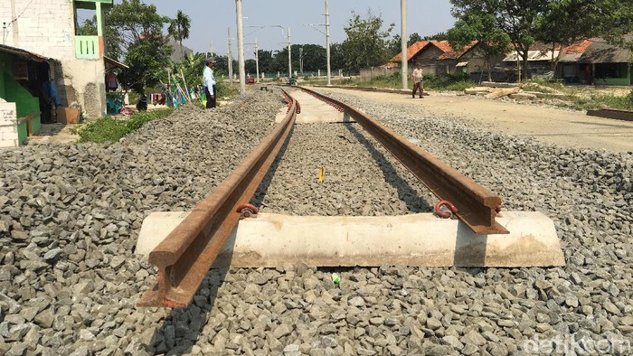Masih Putus Rel KA Bandara Soekarno-Hatta Mentok di Tengah Kuburan