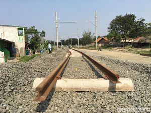 Masih Putus Rel KA Bandara Soekarno-Hatta Mentok di Tengah Kuburan