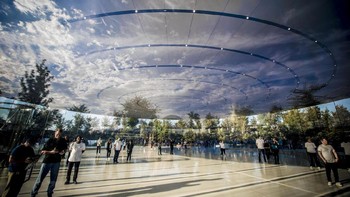 Atapnya pun juga dibuat dengan kaca yang transparan, sehingga bisa melihat awan di atas. (Foto: cnet)