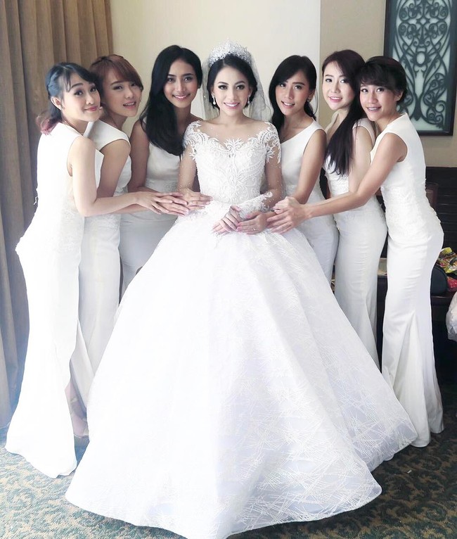 Berbeda dengan yang lain, bridesmaid di pernikahan Kezia Karamoy kompak menggunakan gaun putih. Warna putih memang jarang dipilih untuk gaun bridesmaid namun tak ada salahnya pula diterapkan untuk menonjolkan kesan suci dalam pernikahan. Foto: Instagram