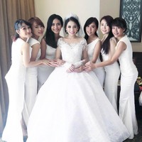 Berbeda dengan yang lain, bridesmaid di pernikahan Kezia Karamoy kompak menggunakan gaun putih. Warna putih memang jarang dipilih untuk gaun bridesmaid namun tak ada salahnya pula diterapkan untuk menonjolkan kesan suci dalam pernikahan. Foto: Instagram