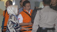  Uang tersebut merupakan pemberian fee terkait tiga proyek. Dari OTT ini, KPK menyita uang Rp 396 juta yang merupakan bagian dari commitment fee sebesar Rp 4,4 miliar.