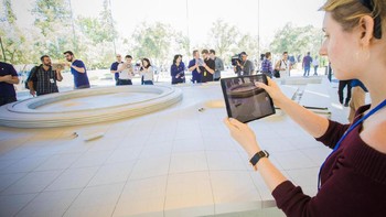 Sebelum ke arena Steve Jobs Theater, kita masuk ke dalam gedung Apple Store, di sini pengunjung dapat berinteraksi di model Apple Park dengan iPad dan teknologi augmented reality. (Foto: cnet)