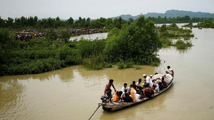 ATTENTION EDITORS – VISUALS COVERAGE OF SCENES OF INJURY OR DEATH  Rohingya refugees Nasir Ahmed and his mother, cry above Nasirs 40-day-old son who died as a boat capsized in the shore of Shah Porir Dwip while crossing Bangladesh-Myanmar border, in Teknaf, Bangladesh, September 14, 2017. REUTERS/Mohammad Ponir Hossain TEMPLATE OUT         TPX IMAGES OF THE DAY