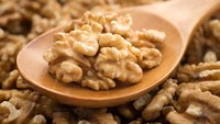 Dikutip dari Times of India (6/11), kacang walnut disebut sebagai kembaran otak. Tak hanya bentuk fisiknya yang mirip, tapi fungsinya memang juga bagus untuk otak. Kacang ini kaya asam lemak omega 3 nabati yang membuat membran sel otak fleksibel sekaligus menjaga komunikasi antara sel saraf berjalan lancar. Jadikan kacang walnut camilan sehat (Foto: iStock)