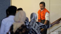 Sebelum akhirnya dibawa dan menetap dipenjara, ia sudah ditunggu oleh beberapa anggota keluarganya di depan lobby KPK.