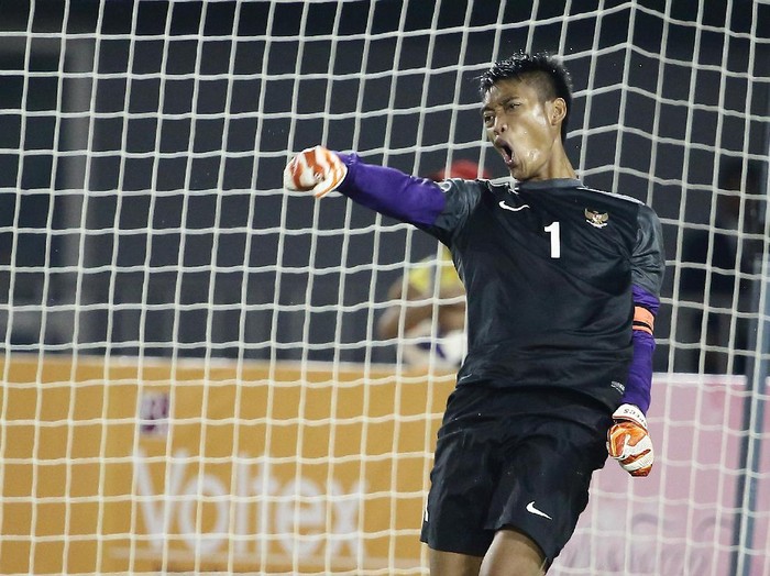 NAY PYI TAW, BURMA - DECEMBER 19:  Kurnia Meiga Hermansyah of Indonesia reacts after saving the penalty kick during the semi-final football competition between Indonesia and Malaysia during the 2013 Southeast Asian Games at Zayar Thiri Stadium on December 19, 2013 in Nay Pyi Taw, Myanmar.  (Photo by Suhaimi Abdullah/Getty Images)