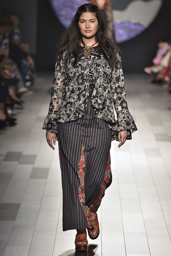 Model bertuuh berisi eksis di fashion show Anna Sui bersama Gigi Hadid dan Bella Hadid. Foto: Ist.