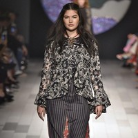 Model bertuuh berisi eksis di fashion show Anna Sui bersama Gigi Hadid dan Bella Hadid. Foto: Ist.