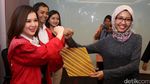 Sambil Gowes Seli, Hijaber Ini Daftar Caleg PSI