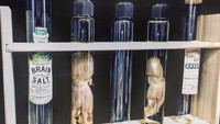 Bahkan traveler bisa melihat spesimen yang ada di dalam tabung. Rasanya seperti di dalam lab biologi (Museum of Death New Orleans/Facebook)