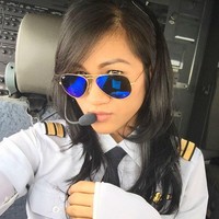 Sari Ardisa yang bercita-cita menjadi seorang pilot. Ia juga tercatat sebagai pilot di maskapai Garuda Indonesia. Foto: Instagram