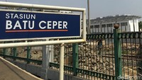 Stasiun ini letaknya persis berdampingan dengan stasiun lama, yakni Stasiun Batu Ceper yang saat ini melayani naik turun penumpang untuk kereta KRL tujuan Stasiun Tangerang-Duri.