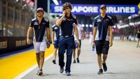 Sean Gelael sedang melakukan track walk bareng Carlos Sainz, Kamis (14/9/2017) malam WIB. Foto: Scuderia Toro Rosso