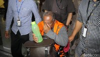 Sementara itu Maringin Sitomarang selaku kontraktor yang juga mengenakan kursi roda langsung ditahan usai menajlani pemeriksaan marathon.
