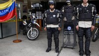 Polisi Venezuela memakai seragam yang tidak jauh nuansanya dari negara lainnya. Namun, mereka memakai kemeja berwarna putih kecoklatan dan celana hitam (Reuters)